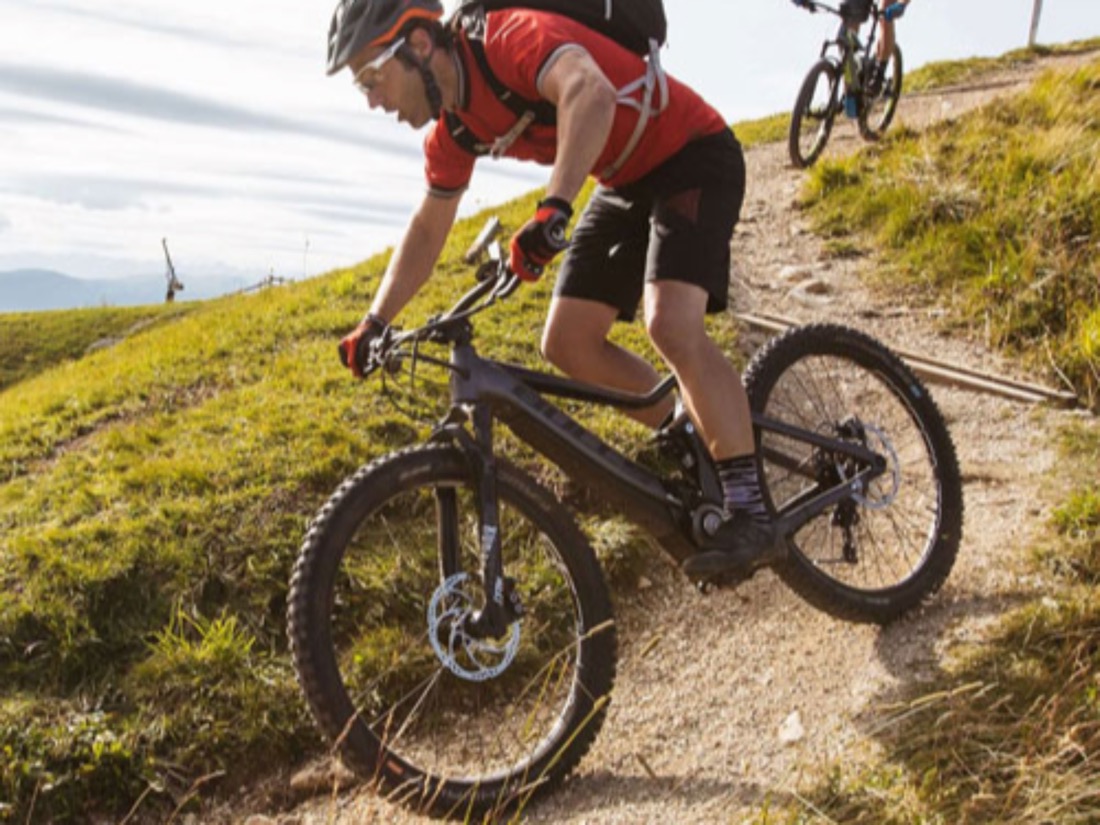 Startseite von Kettenwerk, Fahrräder und E-Bikes, Mountainbiker auf einem Bergpfad